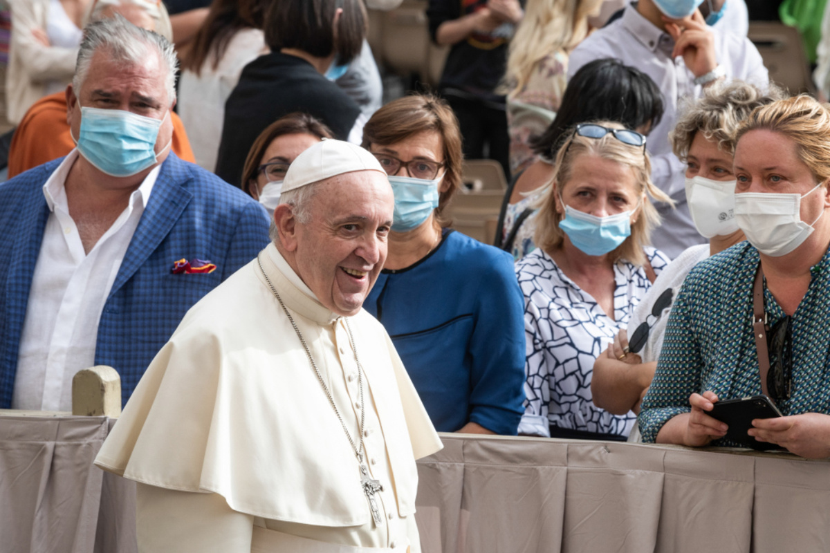 Papst Franziskus begrüßt Teilnehmer am 2. September 2020 im Damasus-Hof im Vatikan während der ersten wöchentlichen Generalaudienz mit Publikum nach einer durch die Corona-Pandemie bedingten monatelangen Pause. (Foto: KNA)