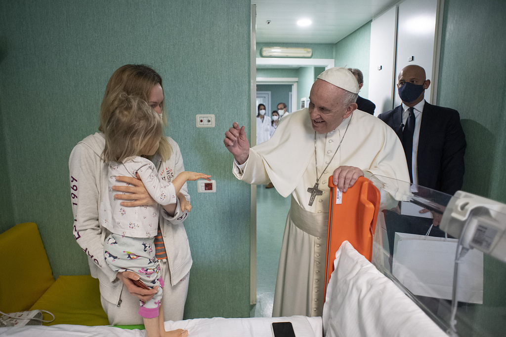 Papst Franziskus besucht aus der Ukraine geflohene kranke Kinder im vatikanischen Kinderkrankenhaus Bambino Gesu am 19. März 2022 in Rom. (Foto: KNA)