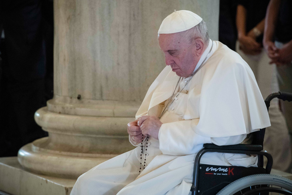 Papst Franziskus betet den Rosenkranz um ein Ende der Kriege weltweit in der Kirche Santa Maria Maggiore am 31. Mai 2022 in Rom. (Foto: KNA)