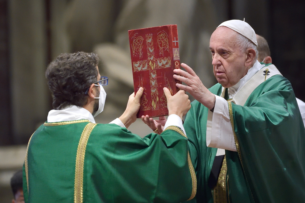 Papst Franziskus feiert einen Gottesdienst im Petersdom anlässlich der Eröffnung der Weltsynode der katholischen Kirche am 10. Oktober 2021 im Vatikan. (Foto: KNA)