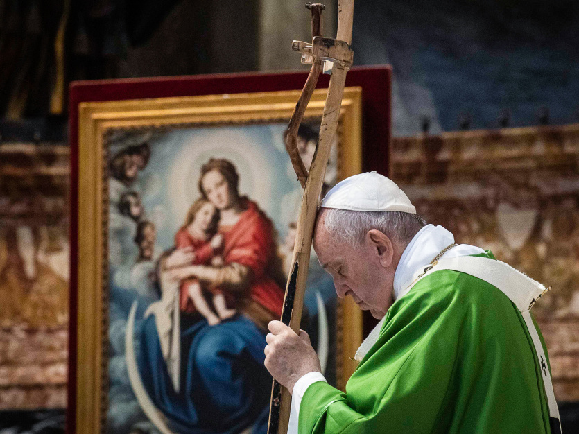 Papst Franziskus betet mit geschlossenen Augen während einer Messe am 8. Juli 2019 im Petersdom. (Foto: KNA)