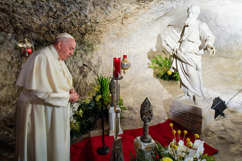 Papst Franziskus betet am 3. April 2022 in der Paulusgrotte in Rabat (Malta). (Foto: KNA)