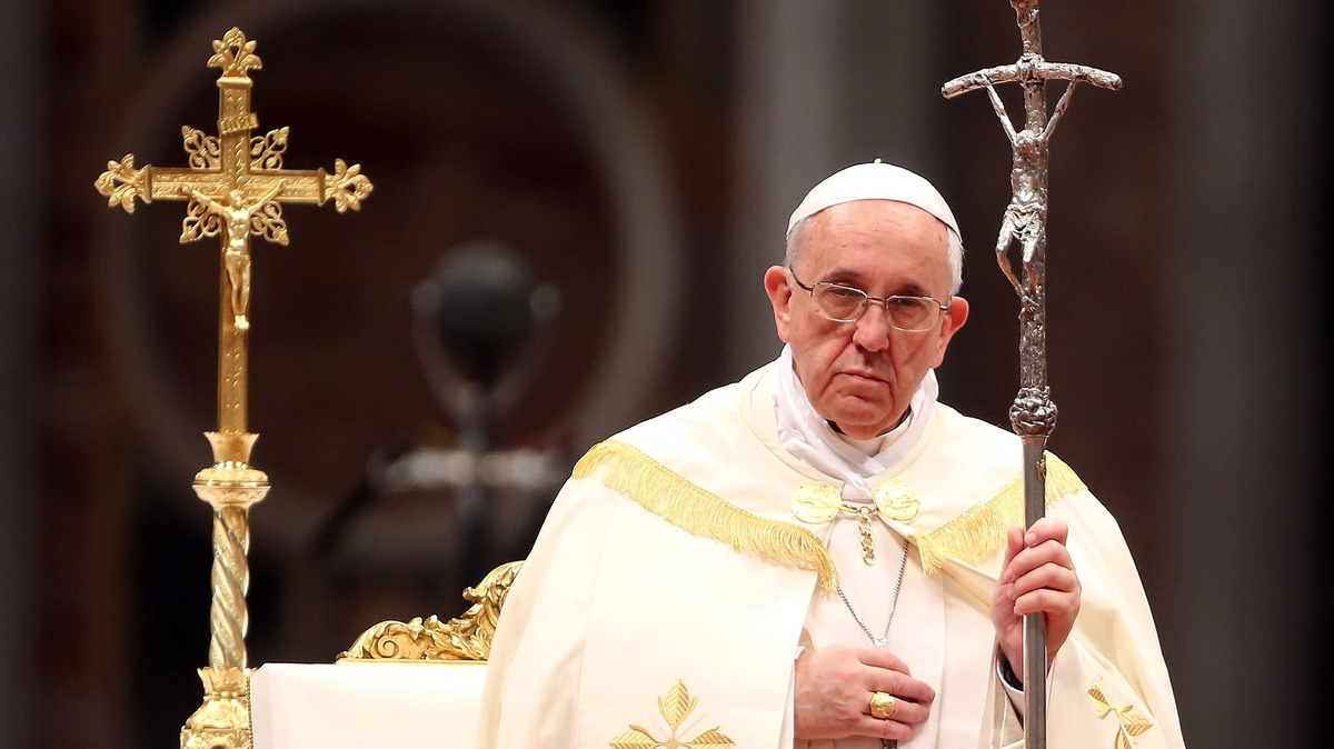 Papst Franziskus mit dem Kreuz Johannes Pauls II. (Foto: gem)