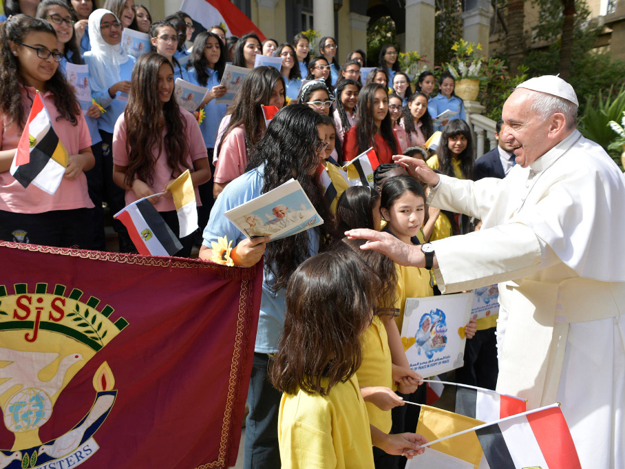 Papst Franziskus segnet am 29. April 2017 während seiner Ägypten-Reise vor der Nuntiatur in Kairo christliche Kinder. (Foto: KNA)