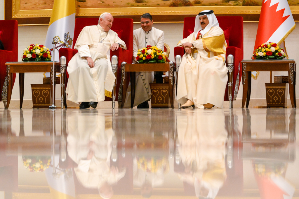 Papst Franziskus und Scheich Hamad bin Isa Al Chalifa, König von Bahrain, bei einem offiziellen Empfang auf dem Luftwaffenstützpunkt Sakhir in Awali (Bahrain) am 3. November 2022. (Foto: KNA)
