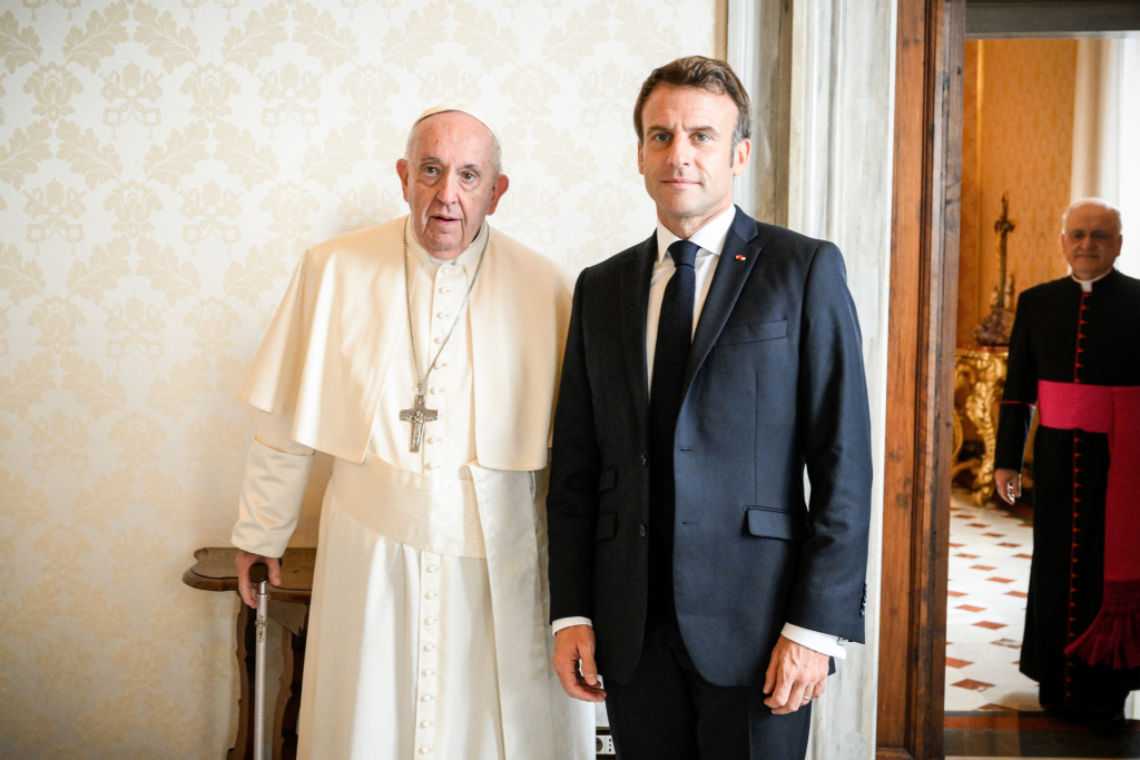 Papst Franziskus empfängt den französischen Staatspräsidenten Emmanuel Macron am 24. Oktober 2022 zu einer Audienz im Vatikan. (Foto: KNA)