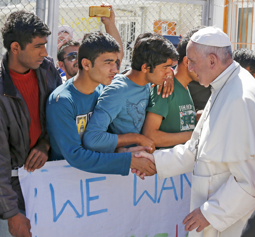 Papst Franziskus mit jungen Flüchtlingen bei seinem Besuch auf de Insel Lesbos 2016.              Foto: KNA
