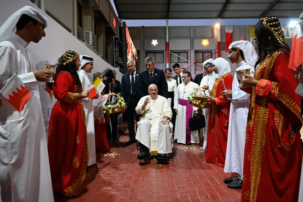 Papst Franziskus bei einem Treffen mit jungen Menschen am 5. November 2022 in der "Sacred Heart School" in Manama (Bahrain). (Foto: KNA)