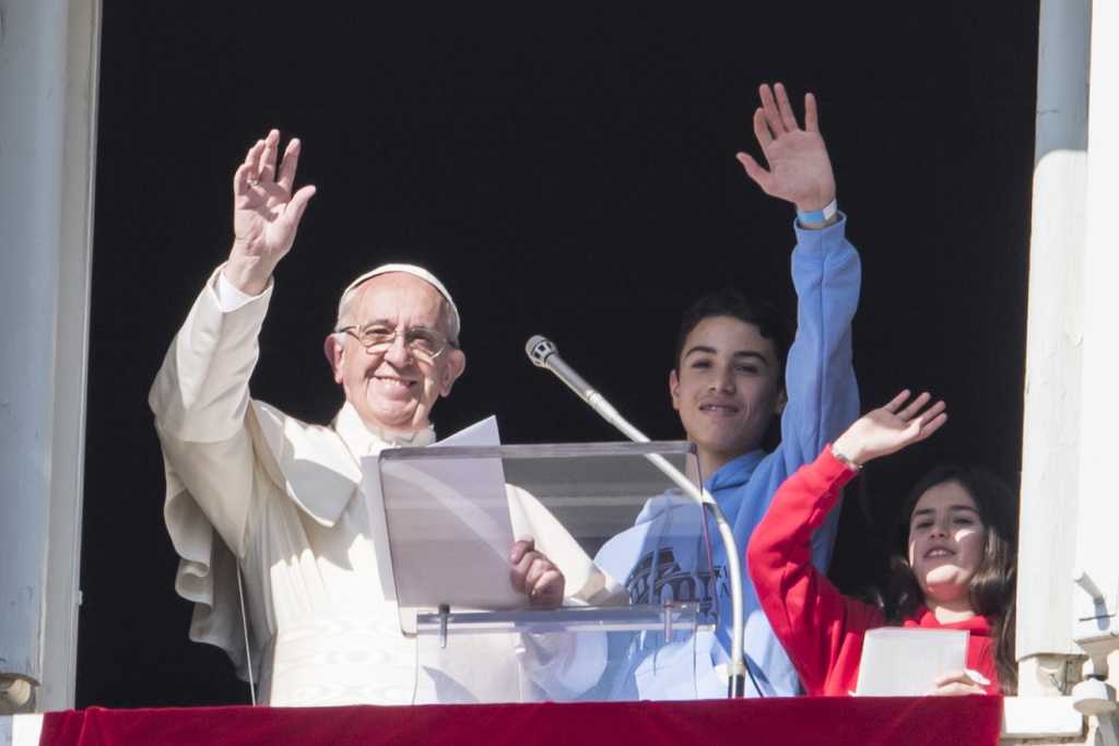Papst Franziskus mit Jugendlichen. (Foto: KNA)