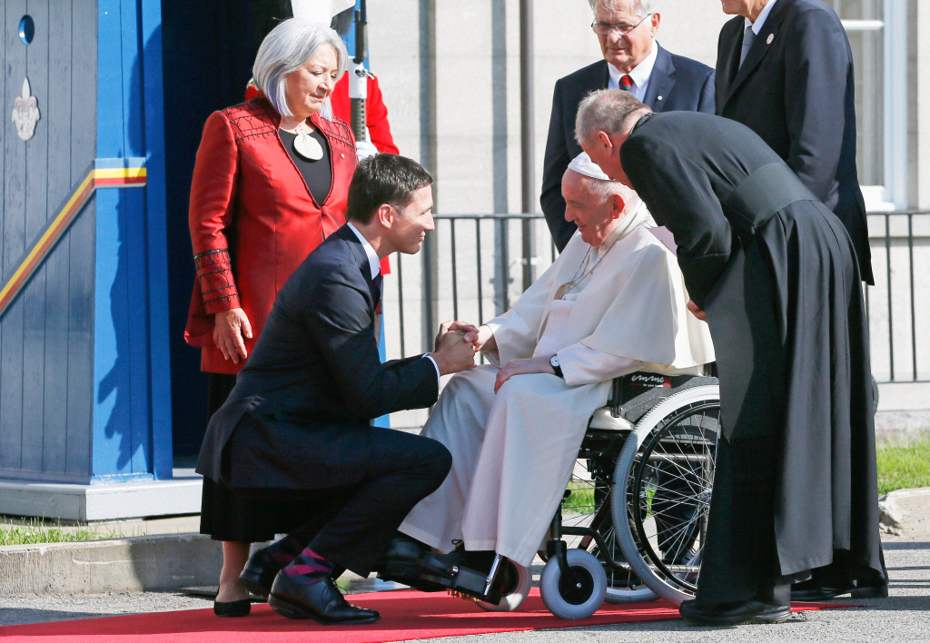 Mary Simon, Generalgouverneurin von Kanada, und Justin Trudeau, Premierminister von Kanada, empfangen Papst Franziskus bei einer Begrüßungszeremonie in Quebec (Kanada) am 27. Juli 2022. (Foto: KNA)