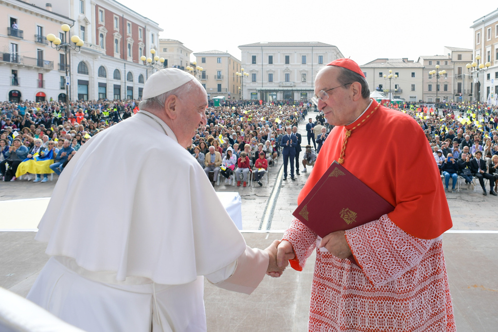 Papst Franziskus und Kardinal Giuseppe Petrocchi, Erzbischof von L'Aquila, begrüßen sich am 28. August 2022 in L'Aquila (Italien). (Foto: KNA)