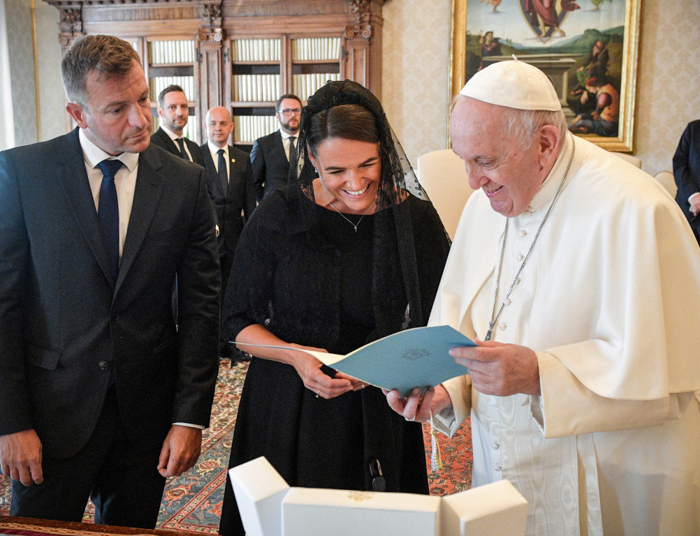 Papst Franziskus empfängt Katalin Novak, Staatspräsidentin von Ungarn, am 25. August 2022 im Vatikan. (Foto: KNA)