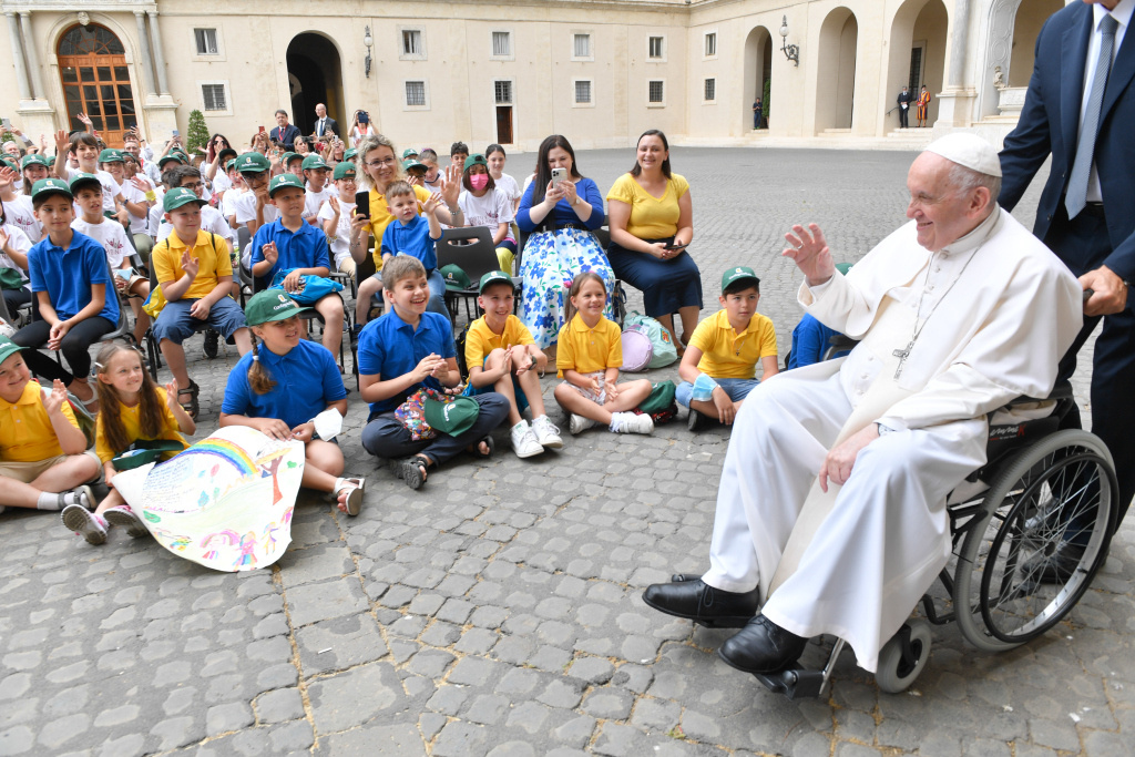 Papst Franziskus empfängt Kinder der Initiative "Vorhof der Kinder" im Damaskushof des Apostolischen Palastes im Vatikan am 4. Juni 2022. (Foto: KNA)