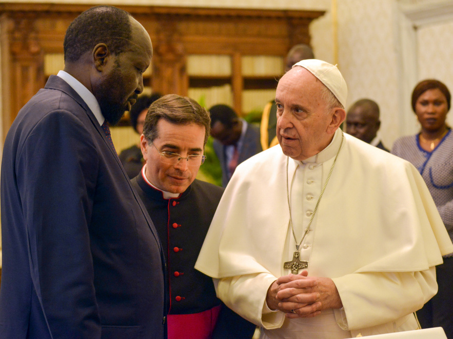 Papst Franziskus und Salva Kiir, Präsident des Südsudans. (Foto: KNA)