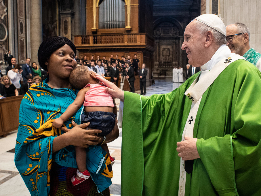 Papst Franziskus segnet eine Frau mit Kind bei einer Messe mit ehemaligen Bootsflüchtlingen und Seenotrettern am 8. Juli 2019 im Petersdom im Vatikan. (Foto: KNA)