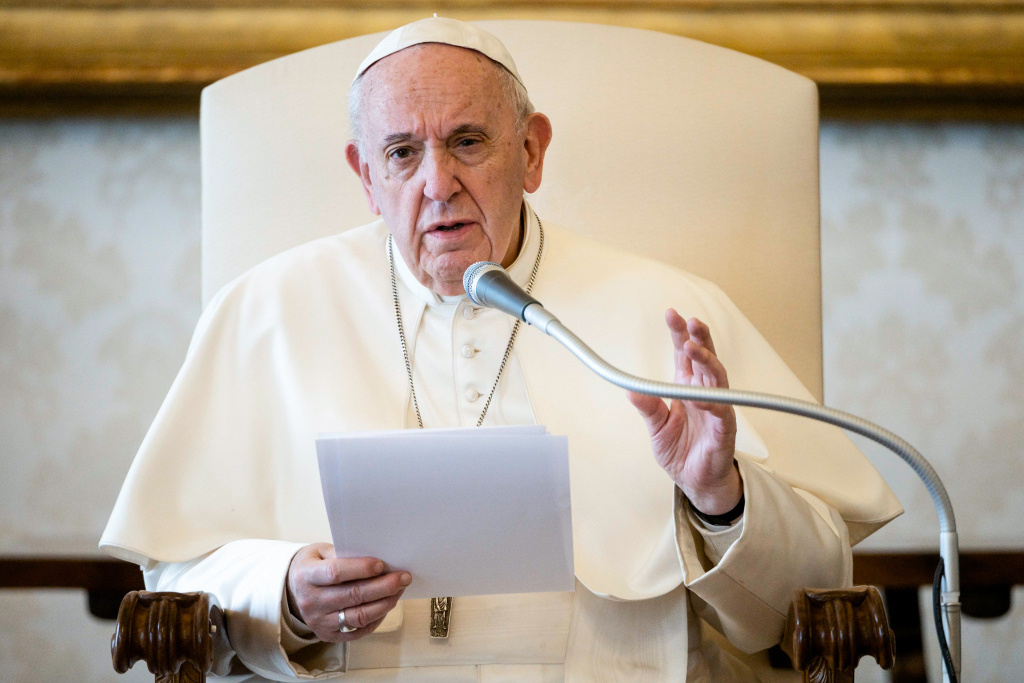 Papst Franziskus spricht am 18. März 2020 im Vatikan aufgrund der Corona-Krise während der Generalaudienz in eine Kamera. Die Ansprache wird von kirchlichen TV-Sendern und im Internet übertragen. (Foto: KNA)