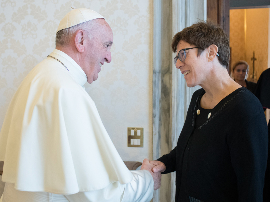 Papst Franziskus und CDU-Chefin Annegret Kramp-Karrenbauer (CDU), damals Ministerpräsidentin des Saarlands, im September 2017 im Vatikan. (Foto: KNA)