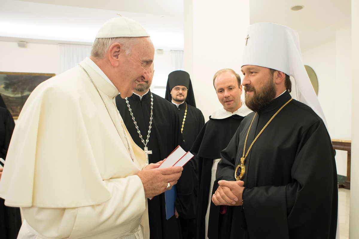 Papst Franziskus empfängt den russisch-orthodoxen Metropolit von Wolokolamsk und Leiter des Außenamtes des Moskauer Patriarchats, Hilarion Alfejew (rechts), in einer Privataudienz im Vatikan am 26. September 2017. (Foto: KNA)