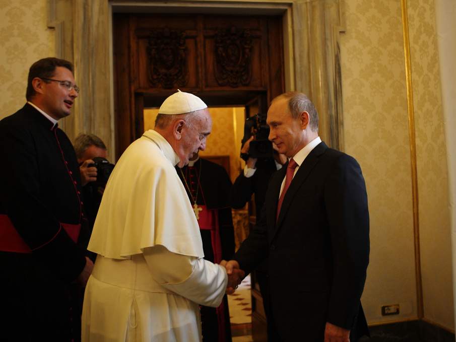 Der russische Staatspräsident Wladimir Putin und Papst Franziskus bei einer Audienz im Vatikan am 10. Juni 2015. (Foto: KNA)