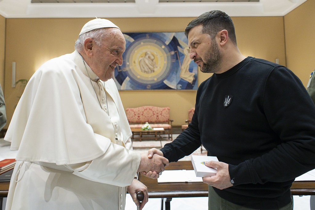 Papst Franziskus und Wolodymyr Selenskyj, Staatspräsident der Ukraine, am 13. Mai 2023 im Vatikan. (Foto: KNA)
