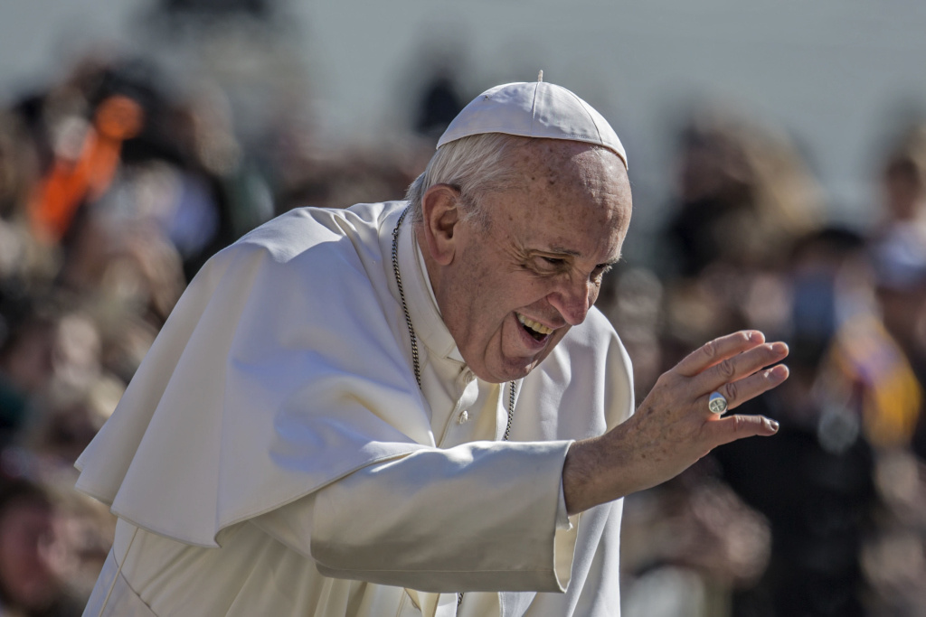 Papst Franziskus unter Gläubigen. (Foto: KNA)