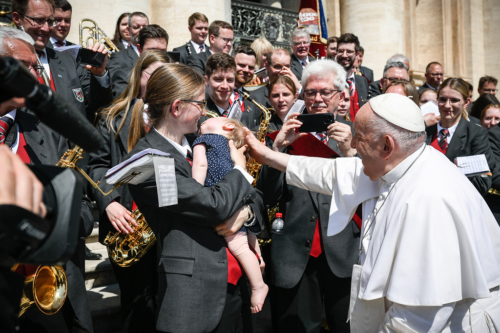 Papst Franziskus segnet ein Kleinkind bei der Generalaudienz am 31. Mai 2023 auf dem Petersplatz im Vatikan. (Foto: KNA)