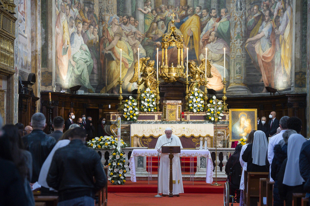 Papst Franziskus feiert die Messe am Sonntag der Göttlichen Barmherzigkeit in der Kirche Santo Spirito in Sassia am 11. April 2021 in Rom. (Foto: KNA)