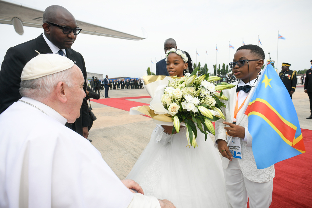 Papst Franziskus erhält von Kindern einen Blumenstrauß zur Begrüßung am 31. Januar 2023 auf dem internationalen Flughafen in Kinshasa (Demokratische Republik Kongo). (Foto: KNA)