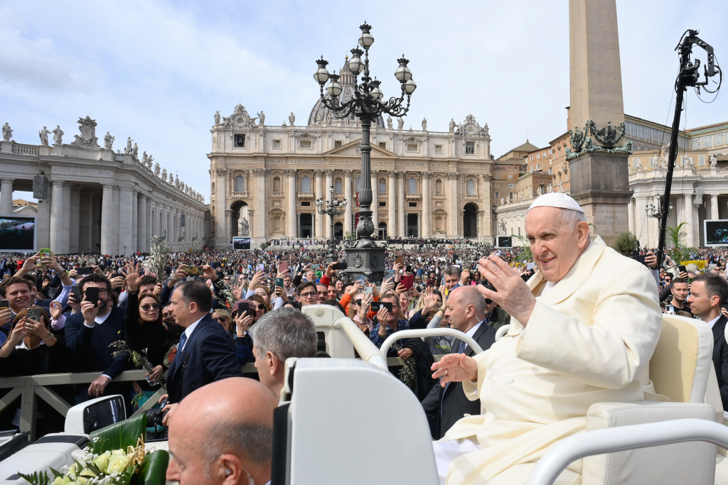 Papst Franziskus grüßt die Menschenmenge aus dem Papamobil bei seiner Ankunft auf dem Petersplatz an Palmsonntag am 02. April 2023 im Vatikan. (Foto: KNA)