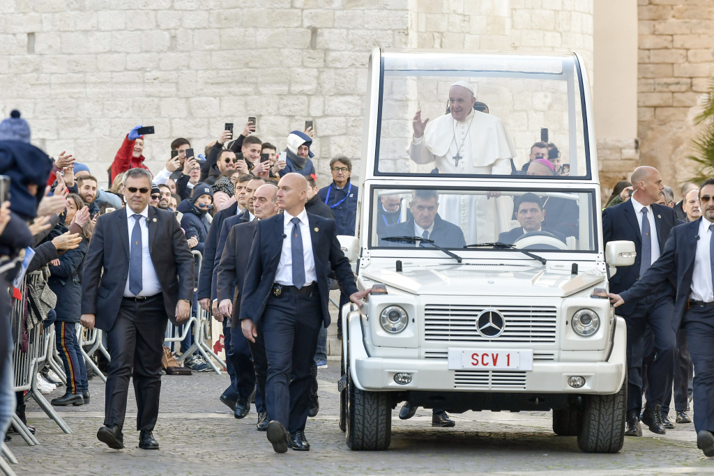 Papst Franziskus fährt mit dem Papamobil durch die Straßen von Bari am 23. Februar 2020 im Zuge der Konferenz der Italienischen Bischofskonferenz (CEI) und Kirchenvertretern aus dem Mittelmeerraum unter dem Motto "Mittelmeer - Grenze des Friedens". (Foto: KNA)
