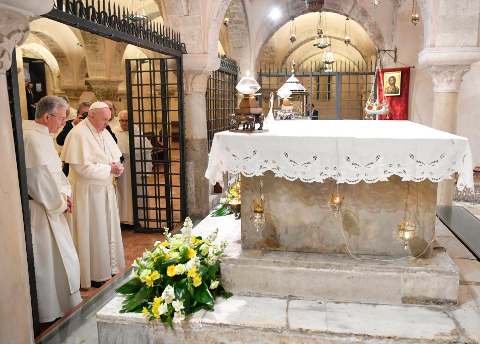 Papst Franziskus betet am Grab des heiligen Nikolaus in der Basilika San Nicola in Bari am 23. Februar 2020. (Foto: KNA)