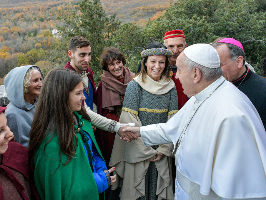 Papst Franziskus bei einem Treffen mit Darstellern eines Krippenspiels am 1. Dezember 2019 in Greccio (Italien). (Foto: KNA)