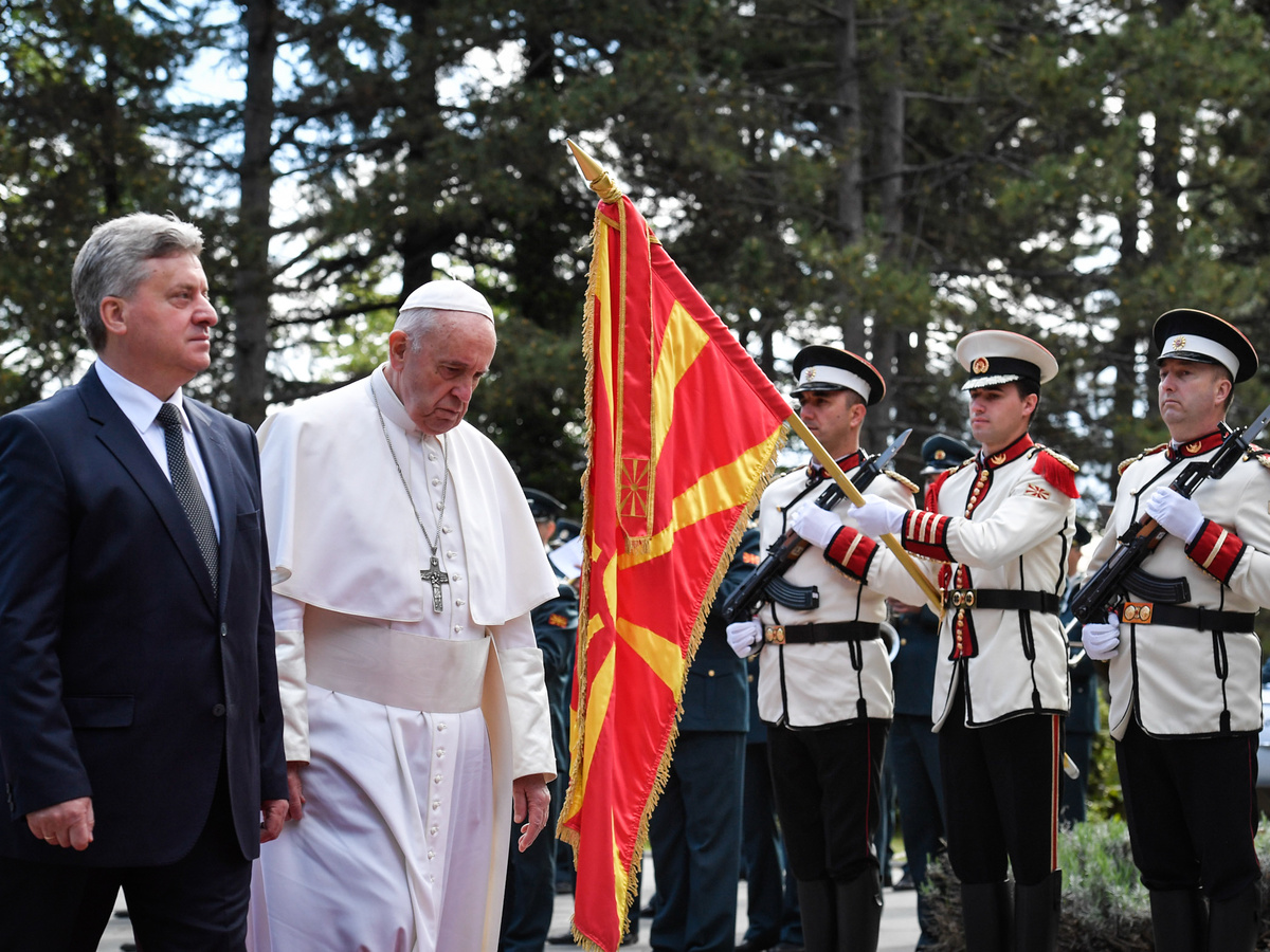 Der nordmazedonische Staatspräsident Gjorge Ivanov empfängt Papst Franziskus am 7. Mai 2019 mit militärischen Ehren in Skopje. (Foto: KNA)