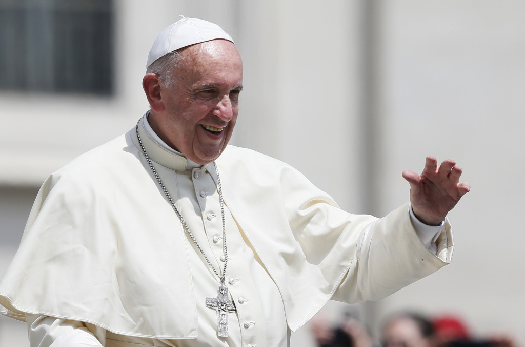 Papst Franziskus winkt während der Generalaudienz auf dem Petersplatz am 8. Juni 2016. (Foto: KNA)