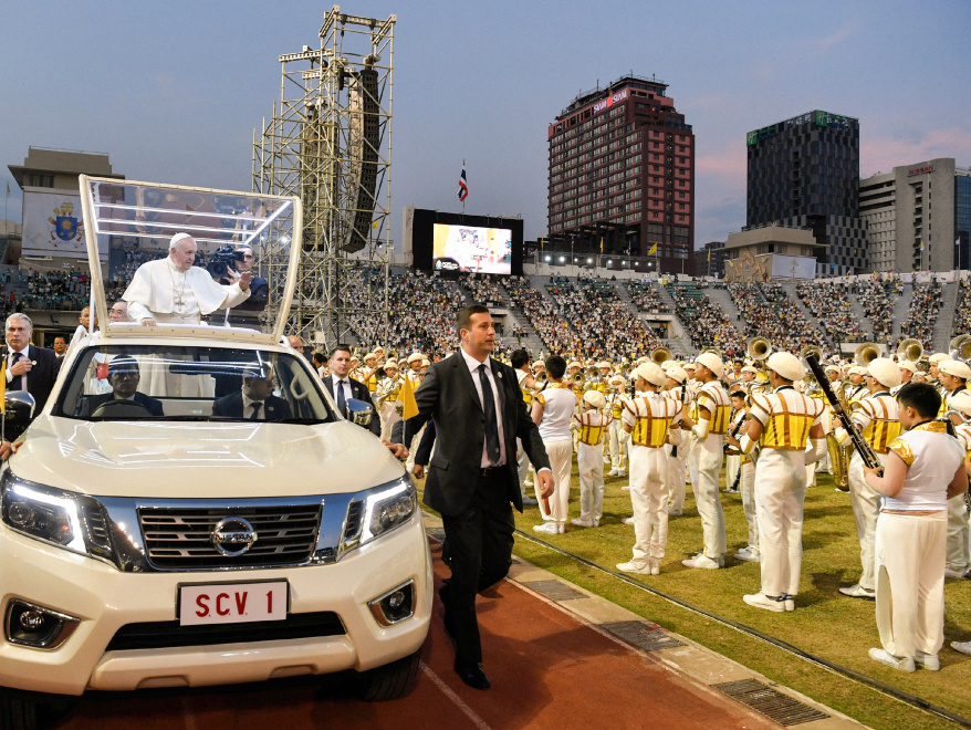 Papst Franziskus winkt Menschen bei seiner Ankunft zu dem Gottesdienst im Suphachalasai-Stadion in Bangkok am 21. November 2019. (Foto: KNA)