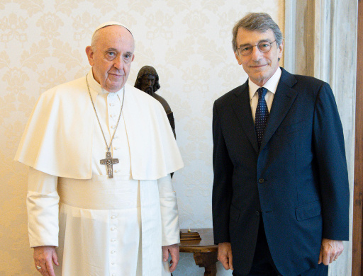 Papst Franziskus und David Sassoli, Präsident des EU-Parlaments, bei einer Privataudienz im Vatikan am 26. Juni 2021. (Foto: KNA)