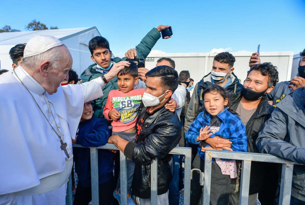 Papst Franziskus begrüßt Kinder im EU-Aufnahme- und Identifizierungszentrum am 5. Dezember 2021 in Mytilini auf Lesbos (Griechenland). (Foto: KNA)