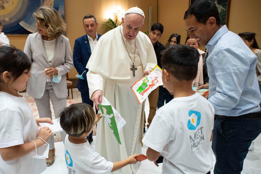 Ein Kind überreicht Papst Franziskus ein selbstgemaltes Bild bei einem Treffen mit Mitgliedern von drei Familien aus Afghanistan am 22. September 2021 im Vatikan. (Foto: KNA)