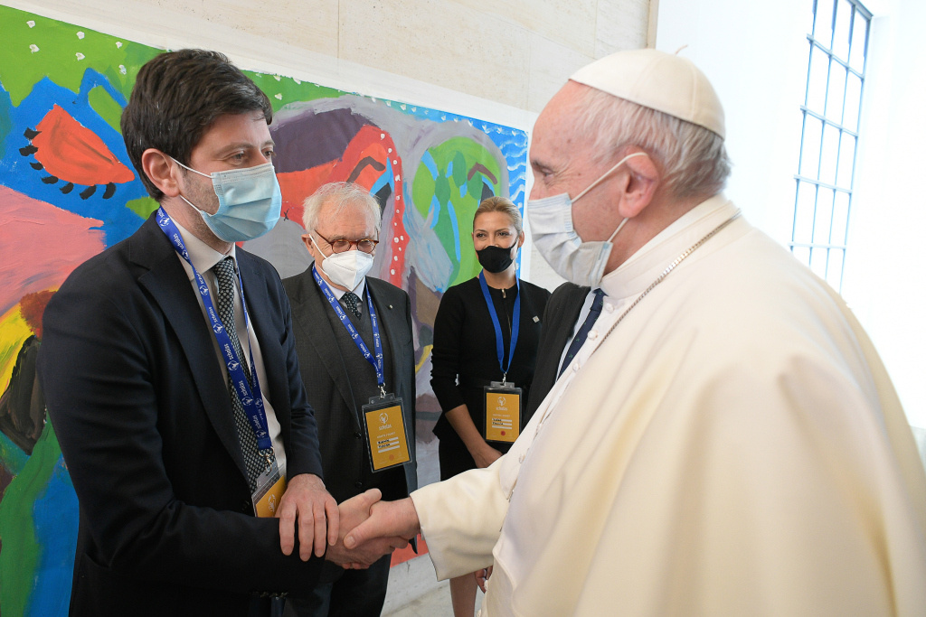 Der italienische Gesundheitsminister Roberto Speranza und Papst Franziskus begrüßen sich am Sitz des päpstlichen Netzwerks "Scholas Occurrentes" in Rom am 20. Mai 2021. (Foto: KNA)