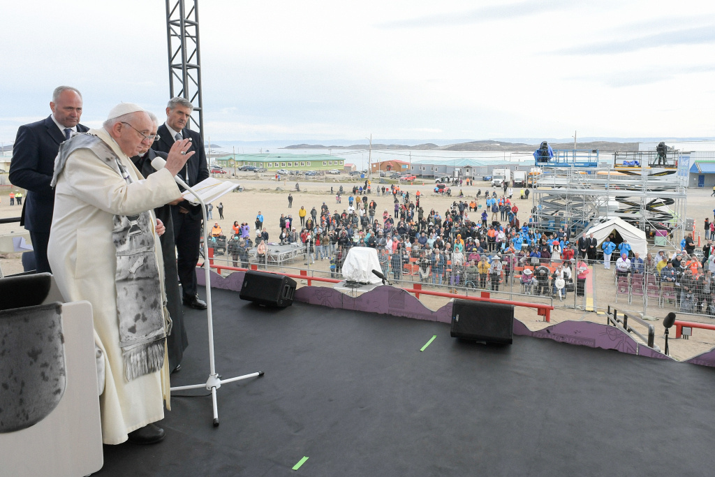 Papst Franziskus spricht zu Jugendlichen und alten Menschen bei seinem Besuch vor der Grundschule in Iqaluit (Kanada) am 29. Juli 2022. (Foto: KNA)
