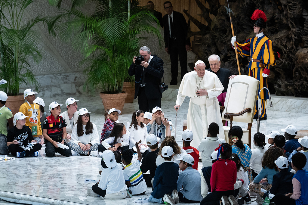 Papst Franziskus mit Kindern bei der Veranstaltung "Kinder treffen den Papst" am 6. November 2023 im Vatikan. (Foto: KNA)