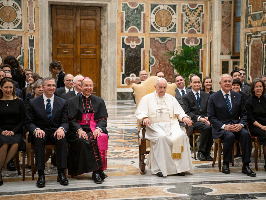 Papst Franziskus und eine Delegation der "Knights of Columbus" (Kolumbusritter) am 10. Februar 2020 im Vatikan. (Foto: KNA)