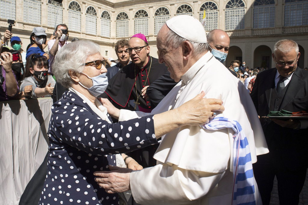 Papst Franziskus umarmt Lidia Maksymowicz, Überlebende des Konzentrationslagers Auschwitz-Birkenau, am Rande der wöchentlichen Audienz auf dem Petersplatz im Vatikan am 26. Mai 2021. (Foto: KNA)