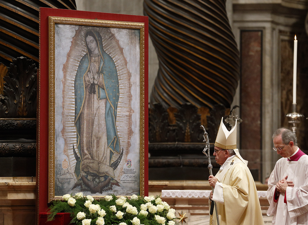 Papst Franziskus feiert den Gottesdienst für die Muttergottes von Guadalupe im Petersdom am 12. Dezember 2015. (Foto: KNA)