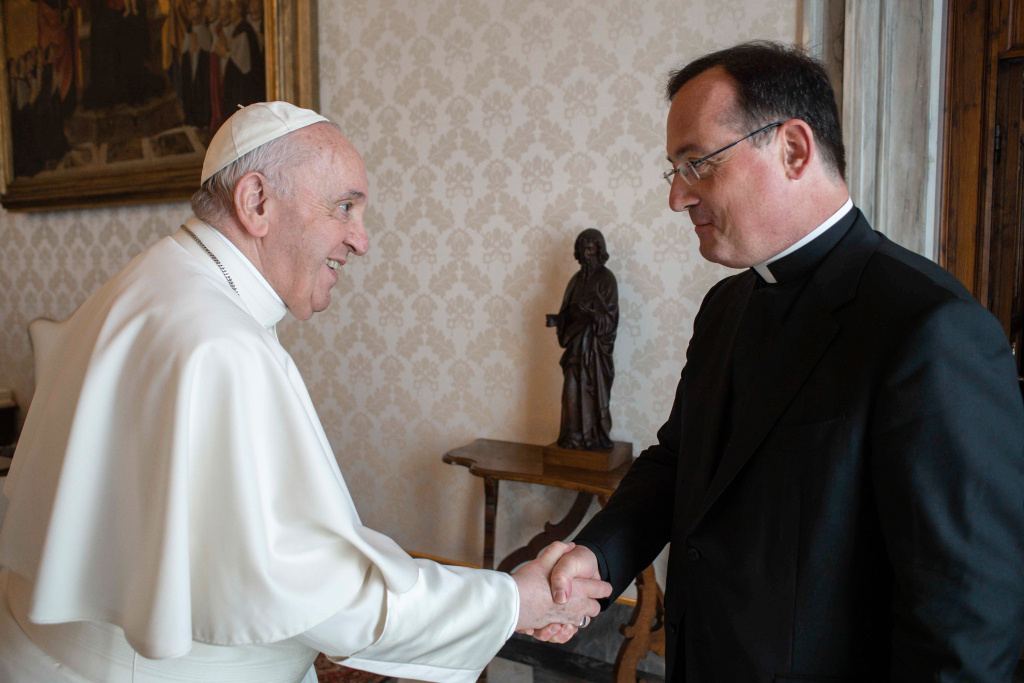 Papst Franziskus begrüßt Michael Max, Rektor des Päpstlichen Instituts Santa Maria dell'Anima, am 7. April 2022 im Vatikan. (Foto: KNA)