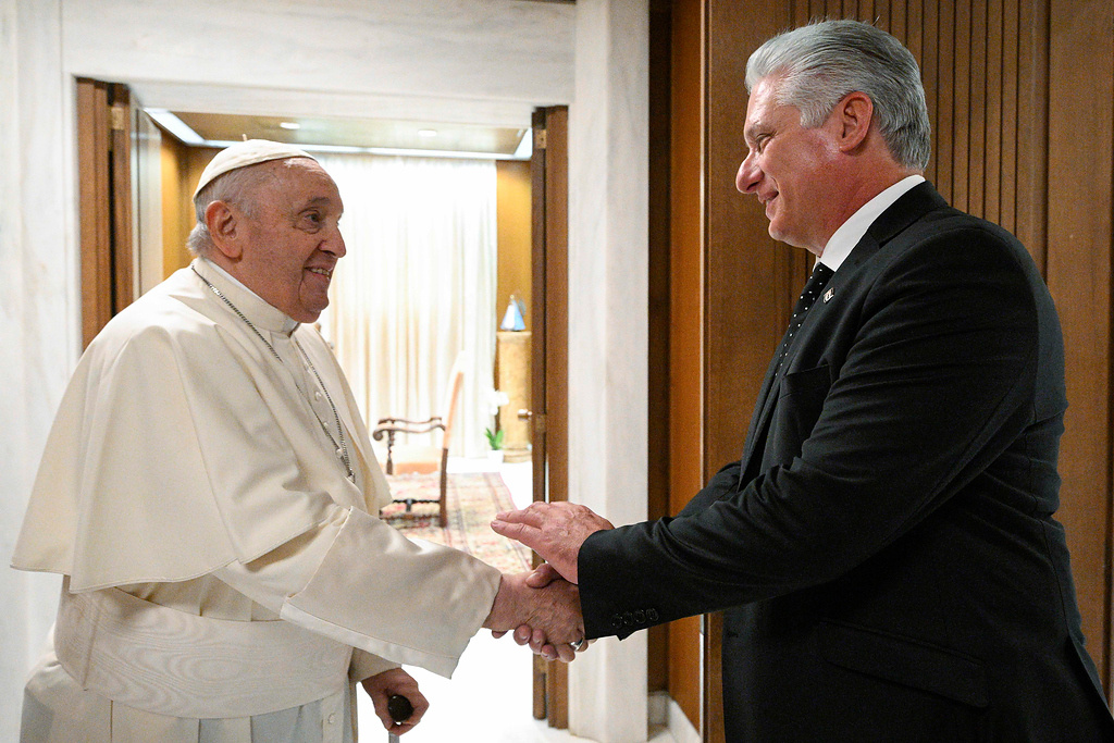 Papst Franziskus und Miguel Diaz-Canel, Staatspräsident von Kuba, am 20. Juni 2023 im Vatikan. (Foto: KNA)