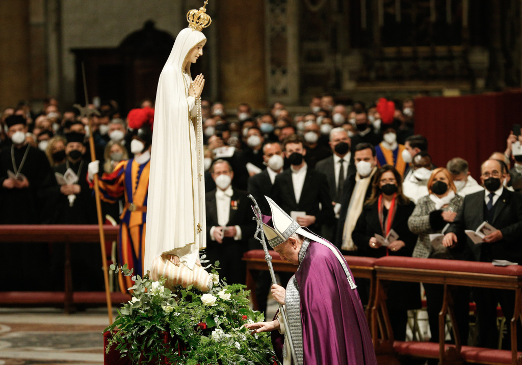 Papst Franziskus steht vor einer Figur der Muttergottes von Fatima während eines Gottesdienstes mit "Weihe an das Unbefleckte Herz Mariens" am 25. März 2022 im Petersdom im Vatikan. (Foto: KNA)