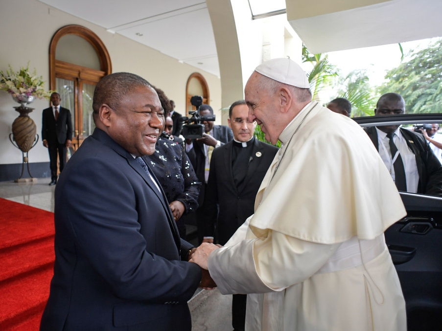 Filipe Nyusi, Staatspräsident von Mosambik, begrüßt Papst Franziskus in seinem Amtssitz in Maputo am 5. September 2019. (Foto: KNA)