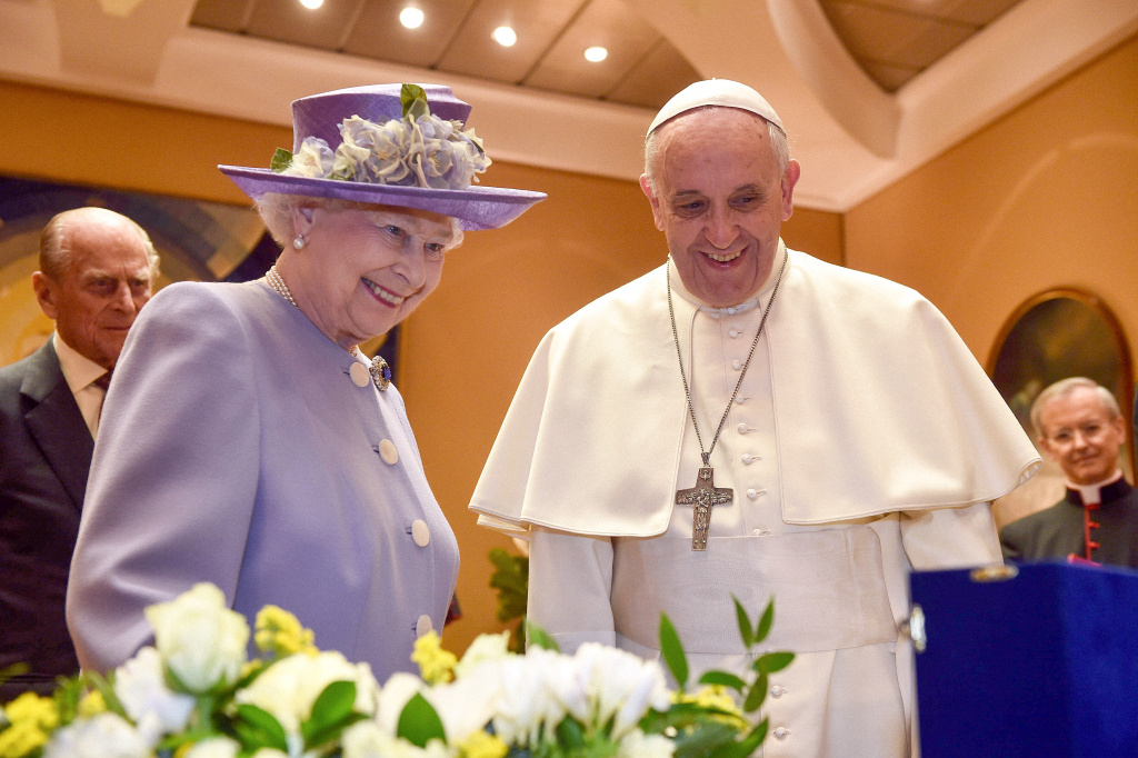 Die britische Königin Elizabeth II. und Papst Franziskus am 3. April 2014 im Vatikan. Im Hintergrund links Prinz Philip. (Foto: KNA)