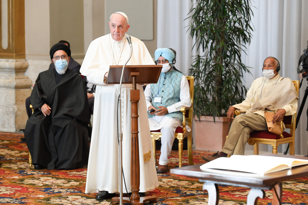 Papst Franziskus spricht während eines Treffens von Religionsvertretern und Wissenschaftlern im Vorfeld der Klimakonferenz der Vereinten Nationen (COP26) am 4. Oktober 2021 im Vatikan. (Foto: KNA)